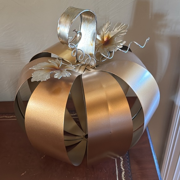 Large Metal Strap Gold & Silver Pumpkin - Picture 2 of 5